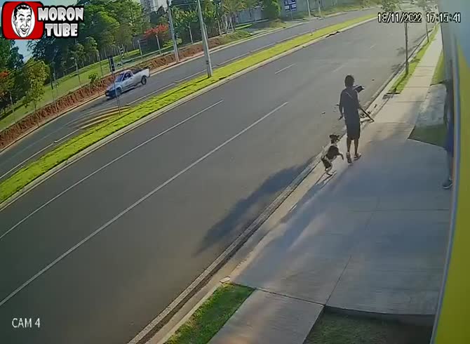 Video :His final error was assaulting an off-duty police officer in Brazil (Warning - disturbing)